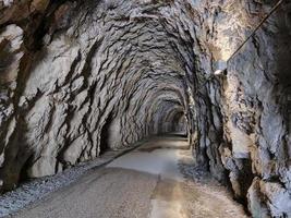 Ancien tunnel de chemin de fer abandonné entre Varazze et Cogoleto ligurie italie photo