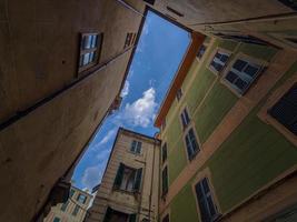 village médiéval de varazze maisons peintes au bord de la mer ligurie italie place de l'hôtel de ville photo