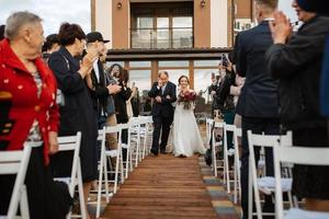 cérémonie de mariage des jeunes mariés sur la jetée photo