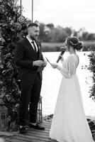 cérémonie de mariage des jeunes mariés sur la jetée photo