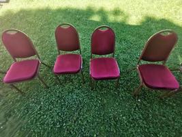 beaucoup de chaises rouges sur l'herbe photo