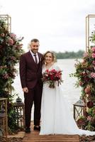 cérémonie de mariage des jeunes mariés sur la jetée photo