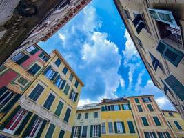 village médiéval de varazze maisons peintes au bord de la mer ligurie italie place de l'hôtel de ville photo