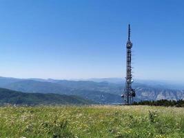 tour d'antenne de communication cellulaire télécom sur fond bleu photo