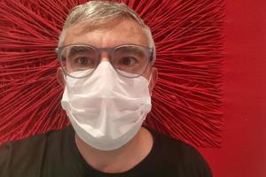 homme portant un masque de coronavirus photo