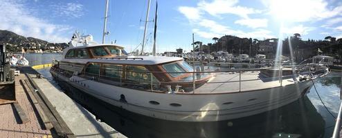 yachts détruits par l'ouragan de tempête à rapallo, italie photo