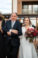 cérémonie de mariage des jeunes mariés sur la jetée photo