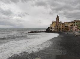 camogli, ligurie, italie pittoresque village de pêcheurs pendant la houle de tempête de mer photo
