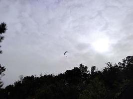 parapente sur ciel nuageux à monterosso cinque terre italie photo