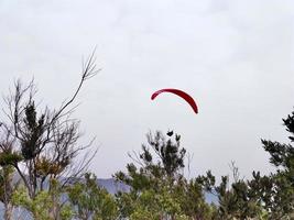 parapente sur ciel nuageux à monterosso cinque terre italie photo