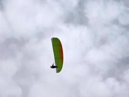 parapente sur ciel nuageux photo