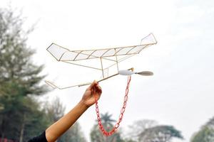 caoutchouc bande alimenté avion mouches par en utilisant le Libération couple de le caoutchouc à tour le hélice. et levé en haut dans le air avec le Obliger de ascenseur surgissant de le ailes de un avion. photo