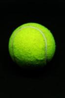 sombre plaisir, tennis Balle contre une noir Contexte photo