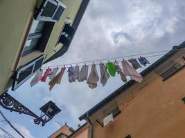 séchage des vêtements dans le quartier de la boccadasse de gênes photo