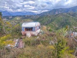 Vieux roulotte rouillé abandonné rv van photo