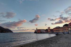 sestri levant baie de silence à le coucher du soleil photo