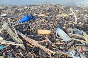 déchets plastiques ordures ordures sur la plage photo