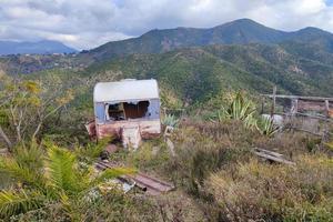 Vieux roulotte rouillé abandonné rv van photo