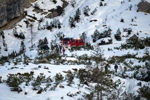 rouge suivi motoneige détail escalade fanes Montagne dans dolomites sur blanc neige photo