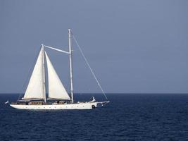 vieux navire navire dans la mer bleue photo