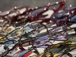 De nombreuses lunettes de soleil à vendre au marché de rue photo