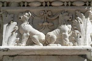 Venise, Italie - 15 septembre 2019 - doge palais ducal capitale de la colonne détail sculpture en bordure photo