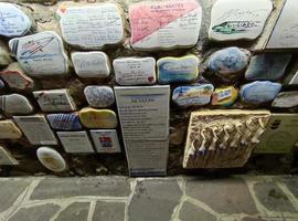 alassio, italie - 13 décembre 2021 - bien célèbre muretto, mur de célébrités la nuit photo