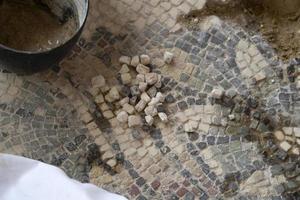 restauration de l'ancienne mosaïque romaine de la villa del casale, sicile photo