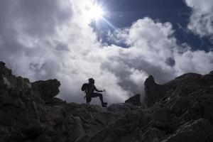 silhouette alpiniste dans le panorama des montagnes des dolomites de tofane photo