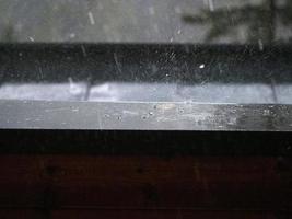 averse de grêle sur balcon dans Montagne grêlons tandis que chute photo