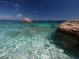 baie de mouette baia dei gabbiani plage sardaigne vue eaux cristallines photo