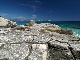 baie de mouette baia dei gabbiani plage sardaigne vue eaux cristallines photo