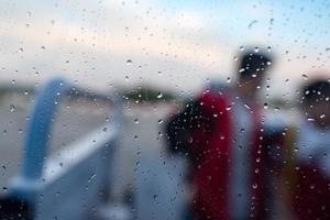 gens après avion fenêtre sur pluvieux journée photo