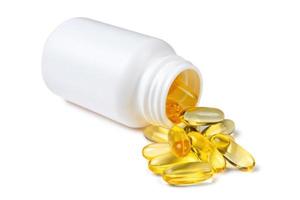 vitamine d3, oméga 3 poisson pétrole supplément softgel capsules dans bouteille, isolé sur blanc Contexte photo