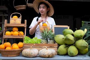 originaire de Asie femme vente Naturel variété de des fruits à le ferme rester, chez l'habitant à Thaïlande loei photo