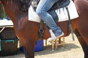 Humain pied équitation une cheval photo
