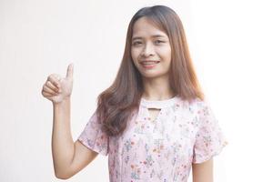 asiatique femme montrer du doigt doigt à côté photo