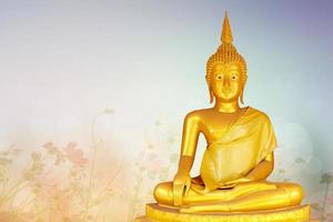 makha asanaha visakha bucha jour image de bouddha doré. fond de feuilles de bodhi avec une lumière brillante. image douce et style de mise au point fluide photo
