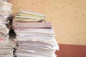 pile de vieux livres et les documents photo