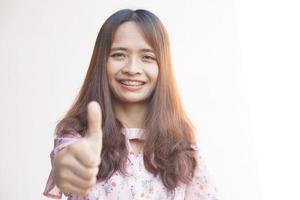 asiatique femme fabrication une génial signe avec sa mains photo
