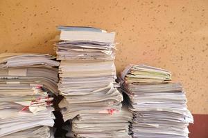 pile de vieux livres et les documents photo