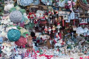 décorations de noël au marché de rue photo