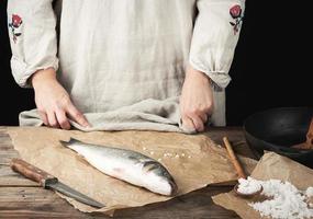 Frais entier mer basse poisson mensonges sur le tableau, cuisine processus photo