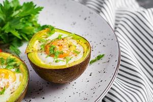 Avocat cuit avec Oeuf et Frais salade. végétarien plat. cétogène régime. céto nourriture photo