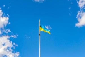 nationale ukrainien drapeau dans paisible ciel photo