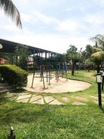 le jouer parc pour les enfants est enveloppé dans rouge barrière enregistrer. dehors. photo