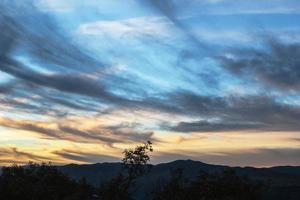 spectaculaire le coucher du soleil plus de paysage à montagnes dans Géorgie dans l'automne. photo