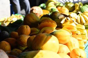 rarotonga, îles cook - 19 août 2017 - touristes et locaux au marché populaire du samedi photo