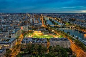 vue nocturne de paris depuis la tour eiffel photo