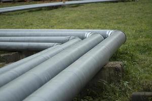 acier tuyau. l'eau pipeline dans ville. métal profil. photo